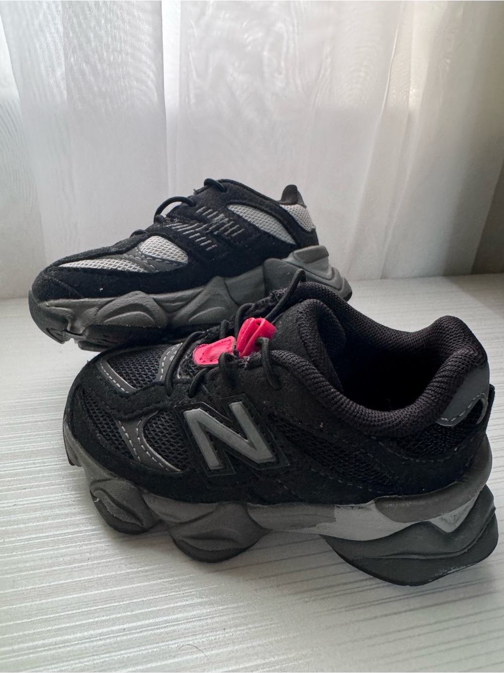 New Balance Kids Black and Gray Sneakers ✨
Toddler